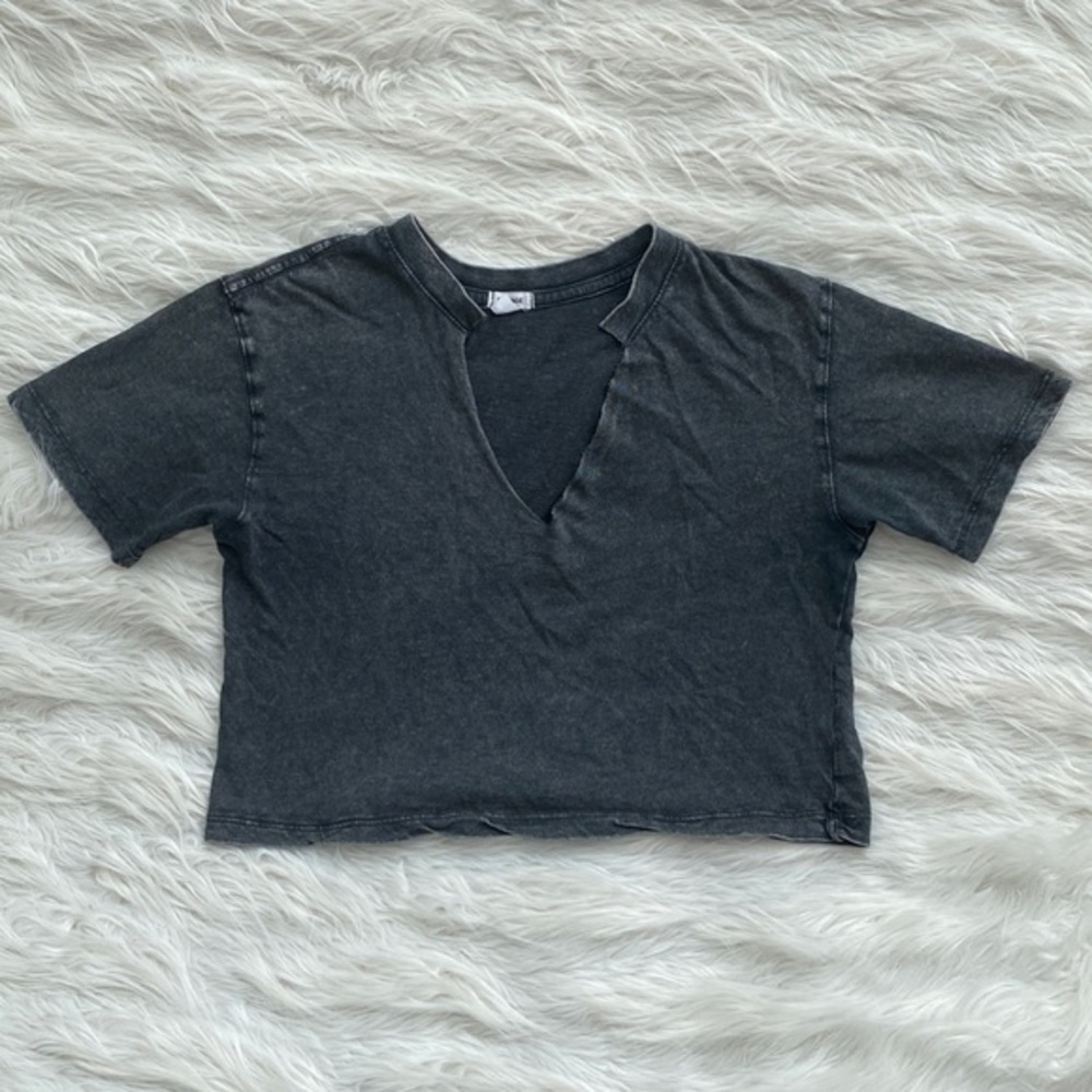 Garage | V-neck‎ Cropped Tee